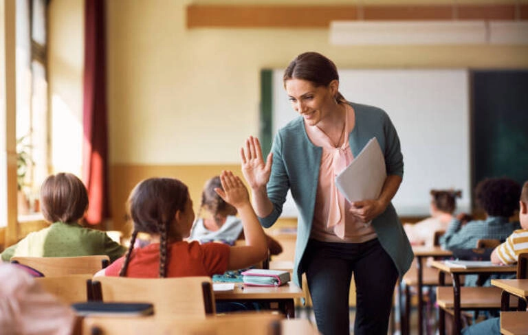 teacher teaching new language