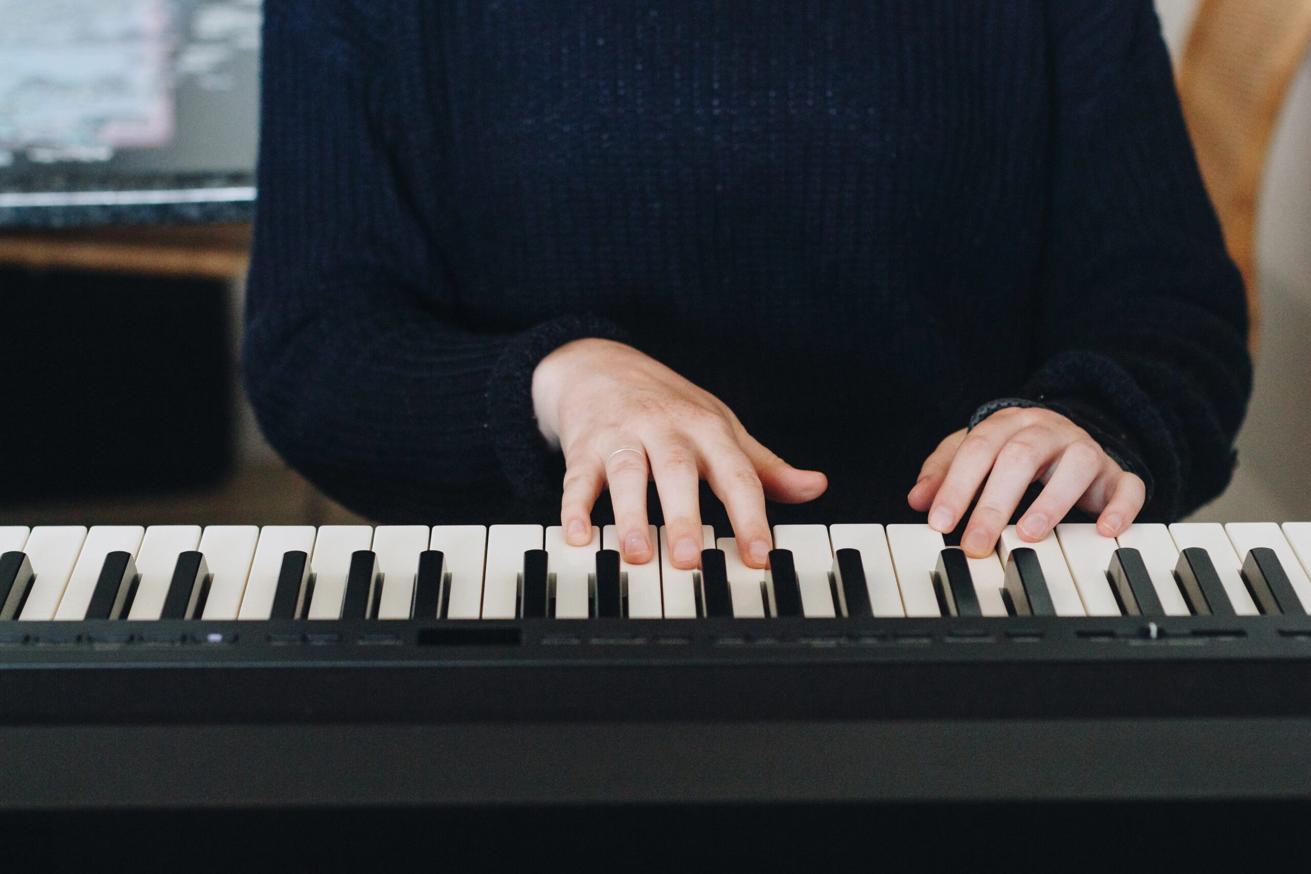 how to learn piano - use both hands