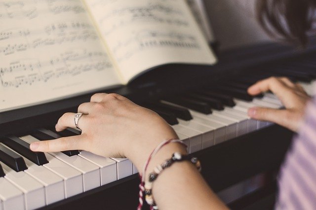 how to play the piano and sing at the same time